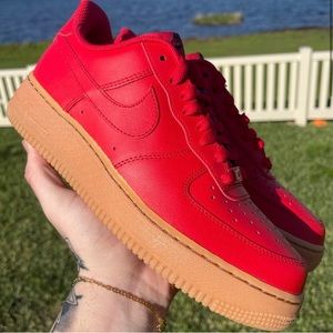 NIKE AIR FORCE 1 LOW RED GUM BOTTOM